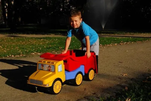 duy_jedzik_z_przyczep_aut_2.webp DUŻY JEŹDZIK Z PRZYCZEPĄ AUTO 3w1 polska 124cm